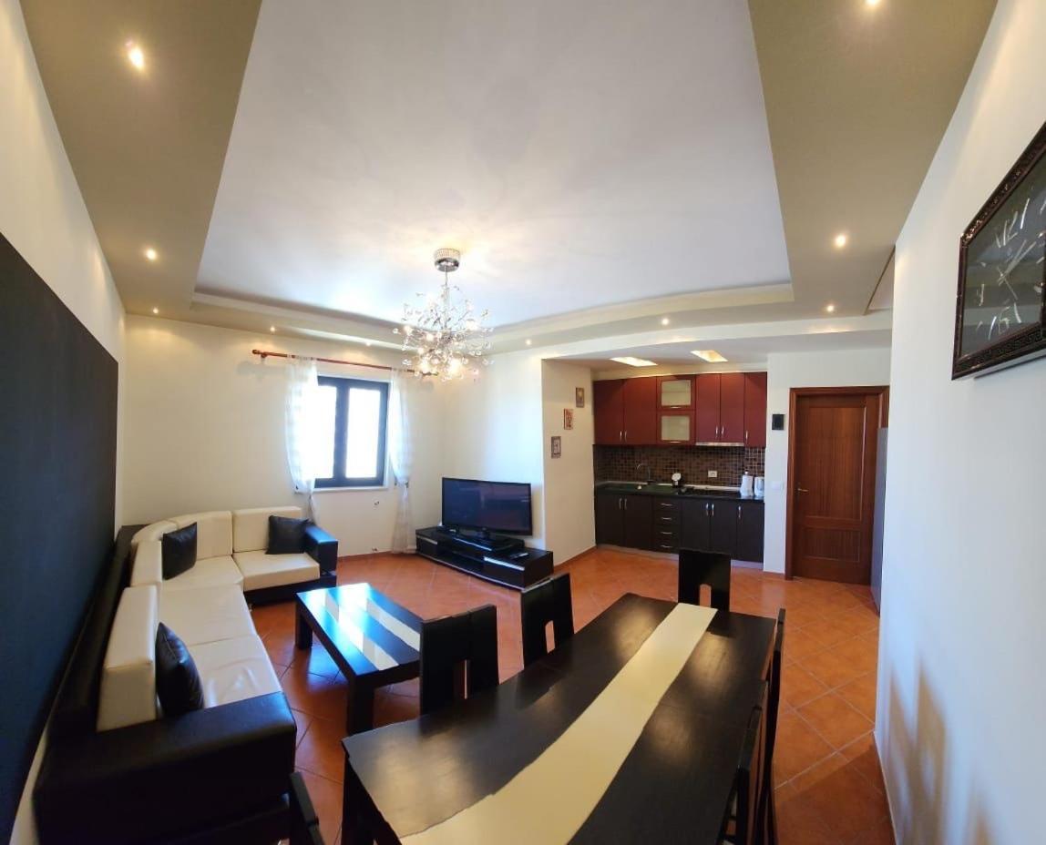 City Center Apartment Galeria Tirana Esterno foto